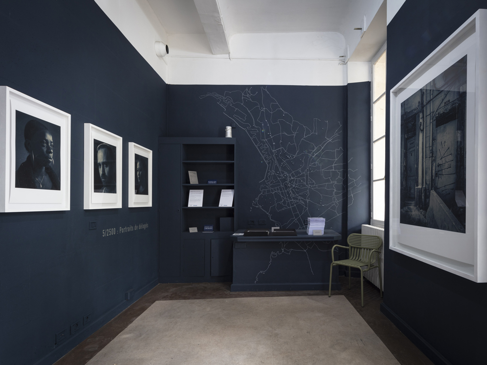 Exposition MYOP in Arles 2019, teinte Midnight Navy de la collection Pantone (Tollens)