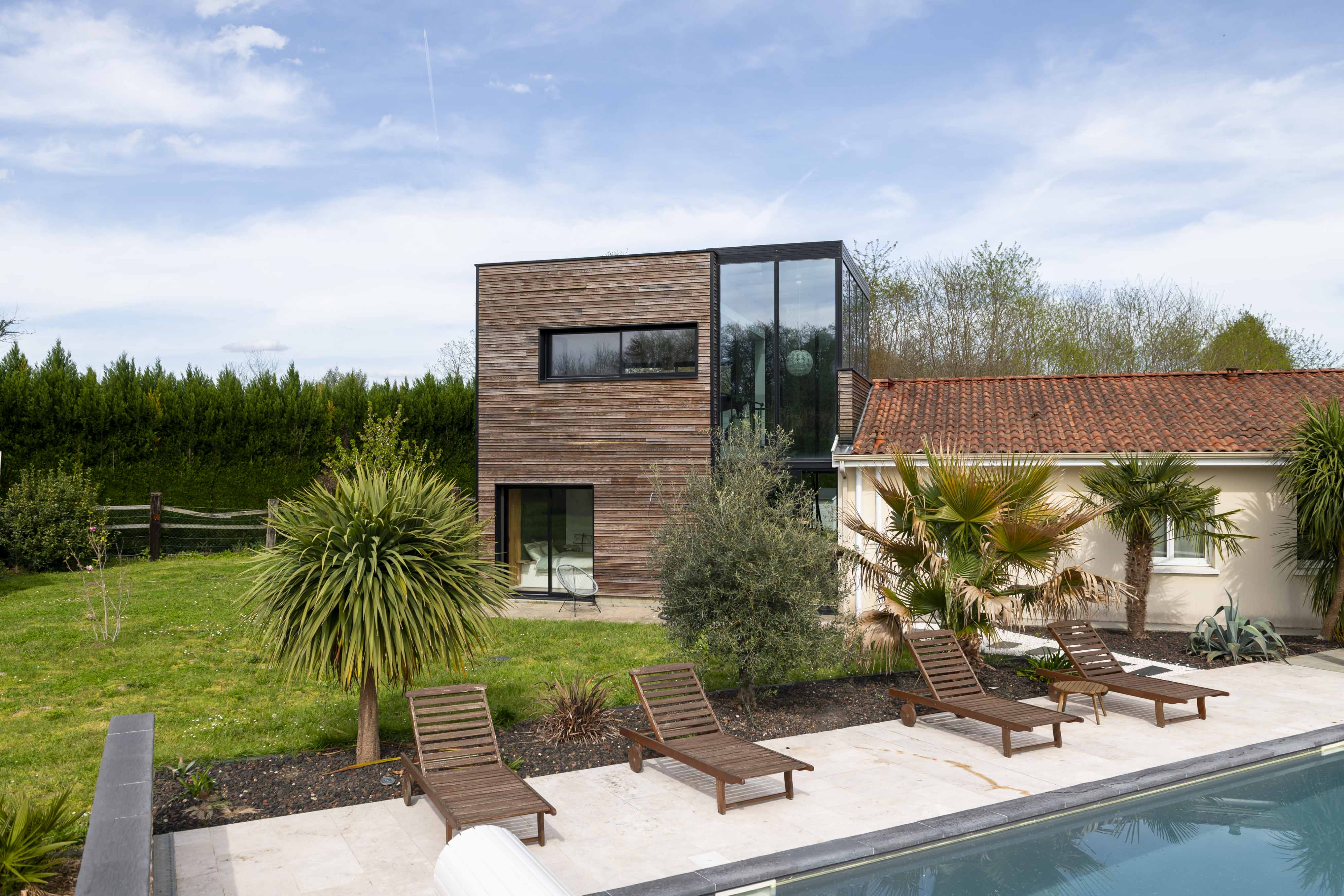 Maison en bardage bois extérieur avec piscine, lasure bois, Tollens chez julie_home40 sur Instagram