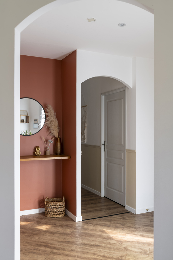 Entrée couloir terracotta et nude, alcôve peinte en terracotta Mascotte et couloir soubassement en nude Dune du Pilat, Tollens chez julie_home40 sur Instagram