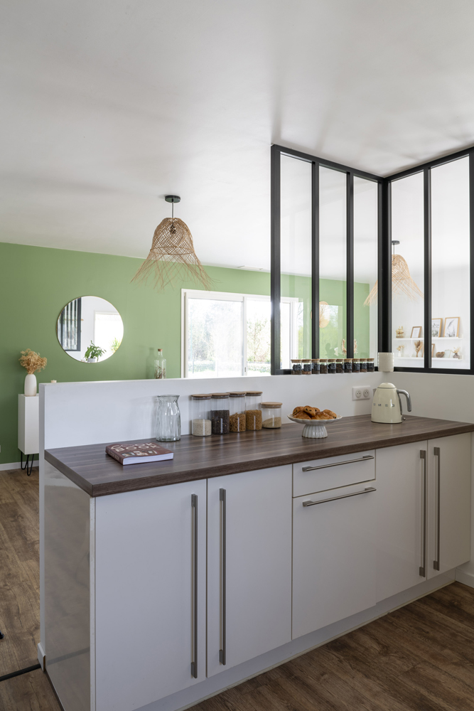 Cuisine avec verrière noire vue sur la salle à manger en peinture verte Tige, Tollens chez julie_home40 sur Instagram