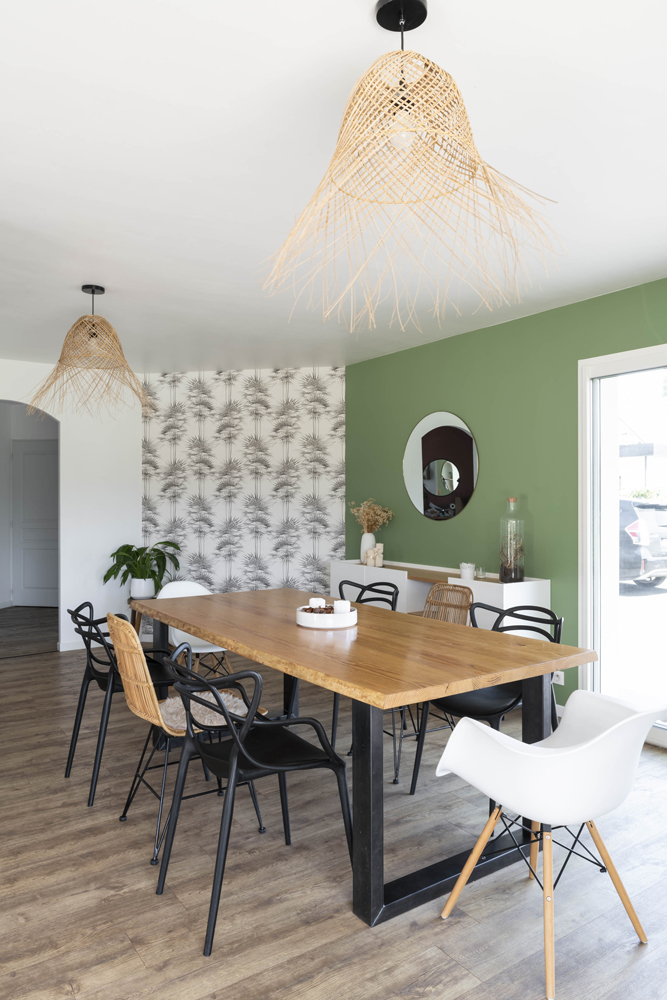 Salle à manger verte avec papier peint noir et blanc végétal, Tollens chez julie_home40 sur Instagram