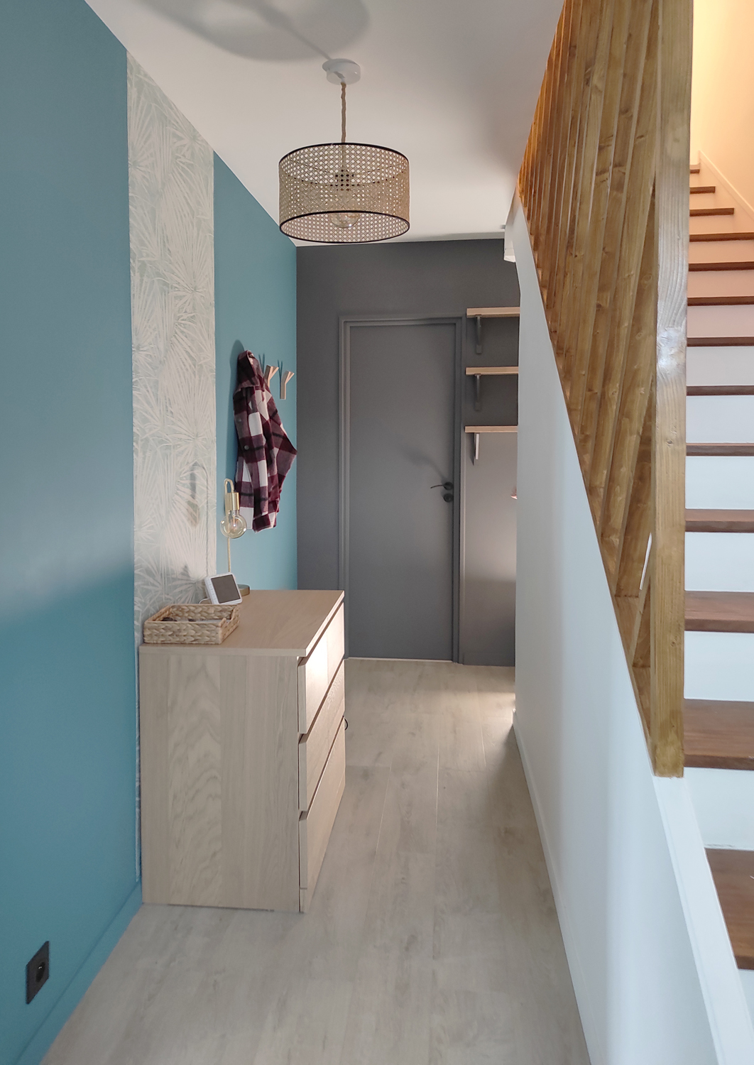 Peinture entrée bleu canard et gris TOLLENS, peinture escalier blanche, rambarde et marches en bois