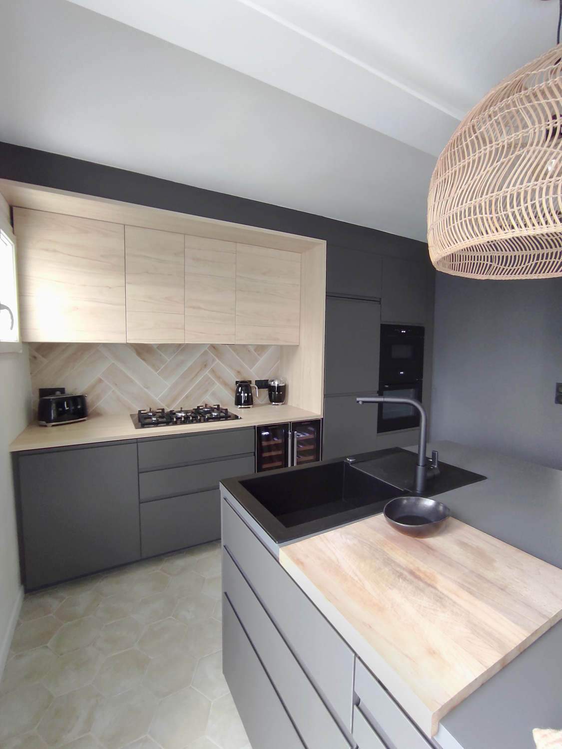 Peinture cuisine grise TOLLENS et plan de travail en bois clair