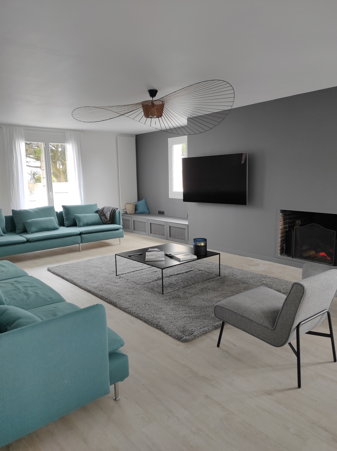 Peinture salon gris et blanc TOLLENS, canapé bleu lagon, décoration grise, intérieur gris