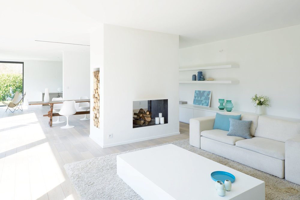 salon-blanc-lumineux-couleur-mykonos-cheminee-centrale-peinture-tollens