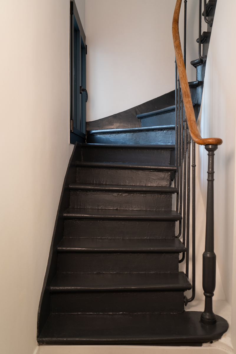 Escalier sobre peint en noir avec une peinture TOLLENS