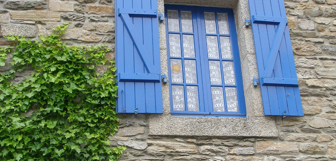 Comment rénover des volets en bois déjà peints ? - Tollens