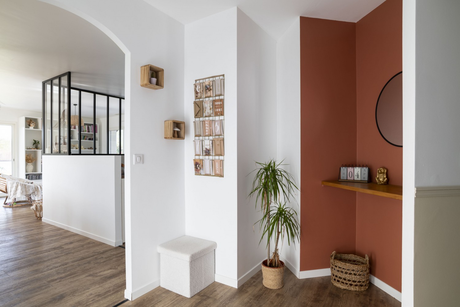 Entrée salon alcôve couleur terracotta, Tollens chez Julie_home40 sur Instagram