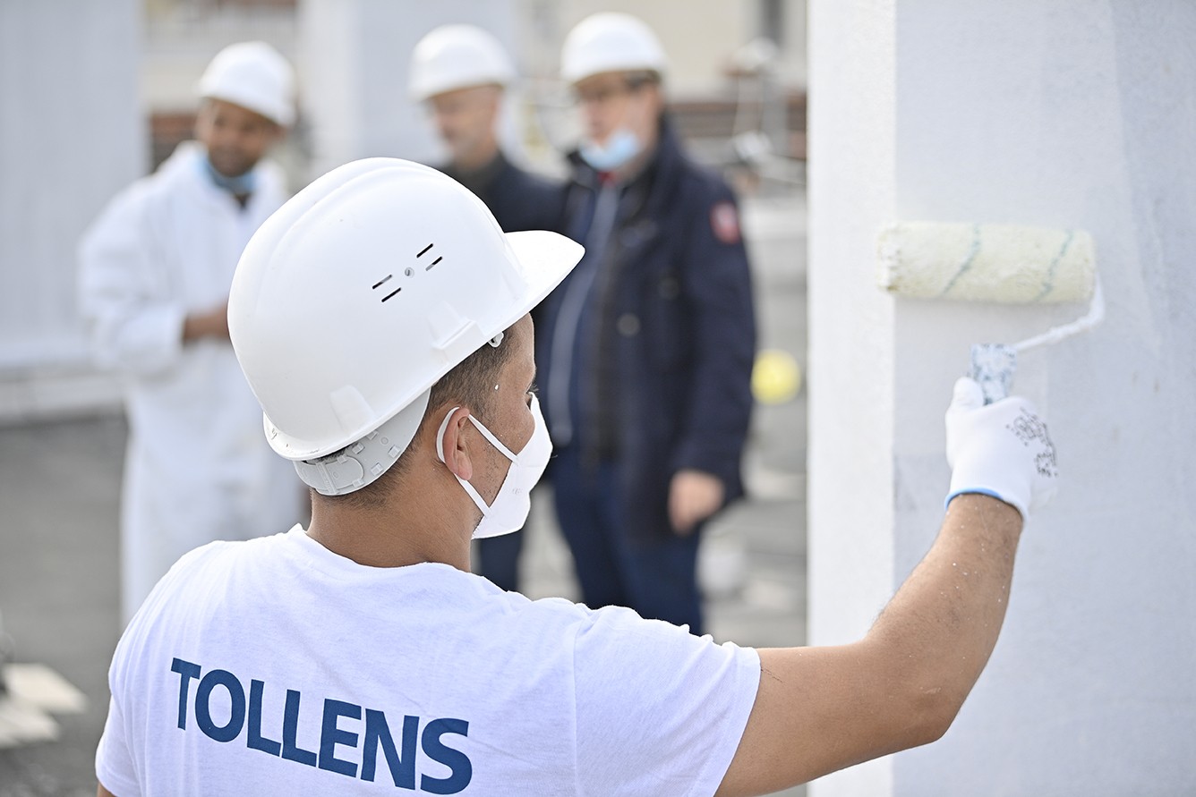 Artisan peintre façade sur un chantier Tollens à Clichy avec l'assistance Technique Tech'Service Cromology