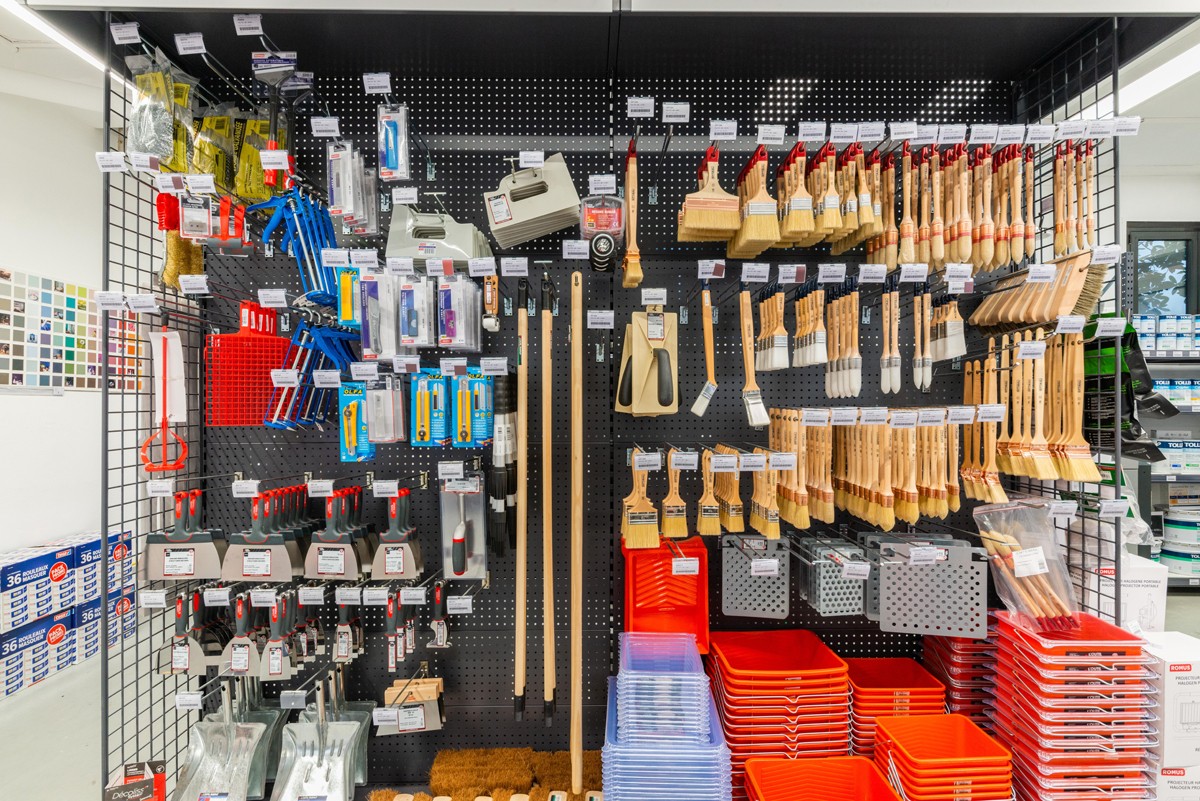Outillage du peintre en magasin Tollens : couteaux, lames, brosses, camions, bacs à peinture