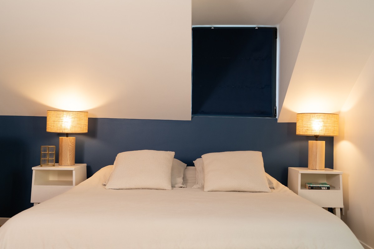 Peinture chambre, peinture tête de lit bleu foncé, peinture bleu foncé, Tollens couleur bleu Capsule