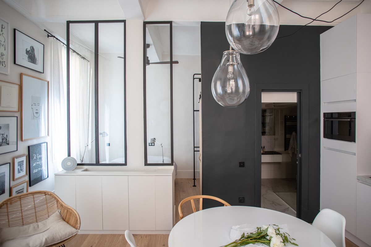 Studio design, studio moderne, verrière intérieure noire, peinture mur gris foncé, peinture Tollens gris Volcanique