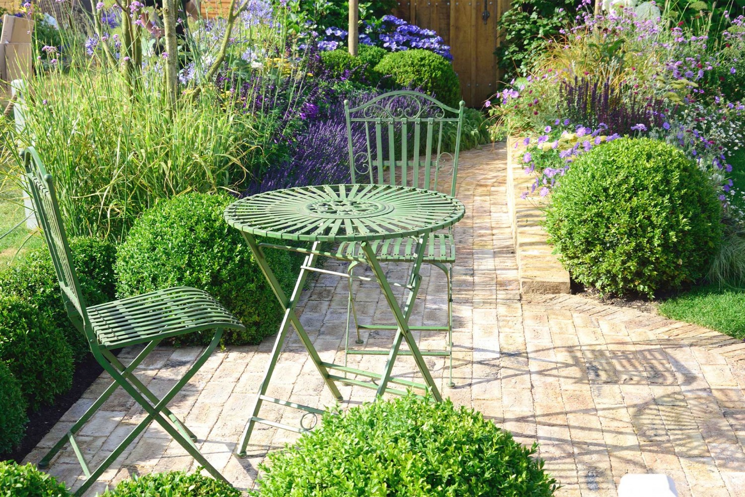 Salon de jardin (table et chaises en métal) extérieur rénové en peinture métal Tollens de couleur vert