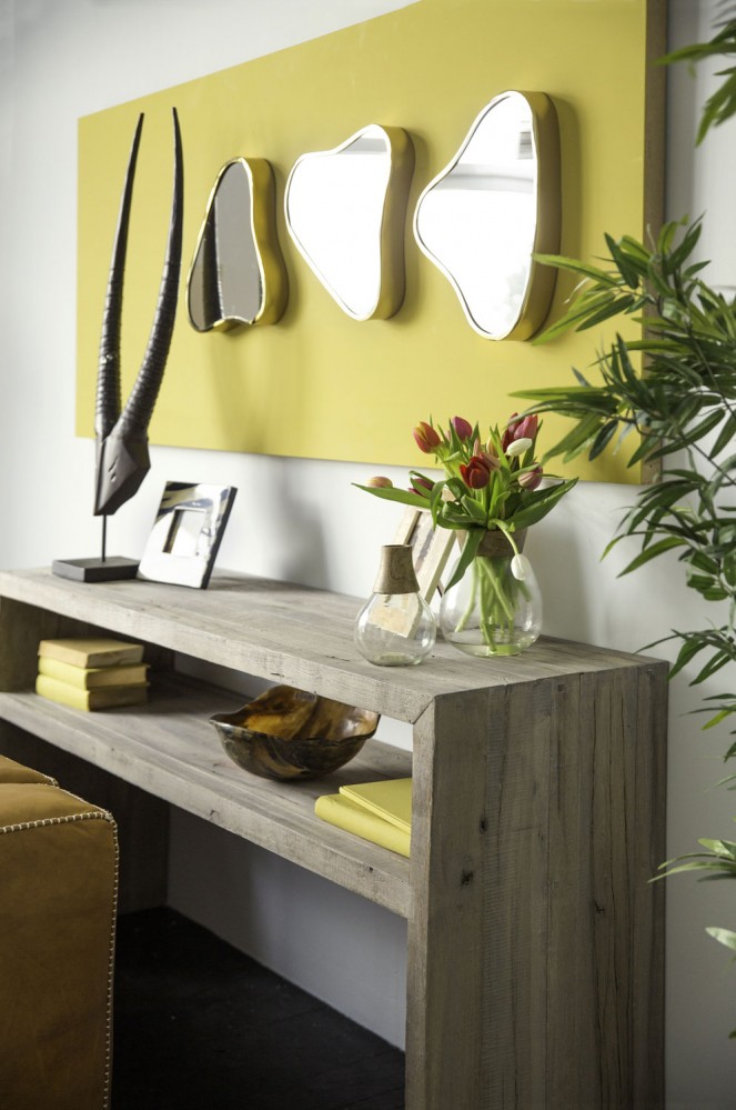 Salon avec un pan de mur en jaune Sunshine de la collection Flamant by Tollens