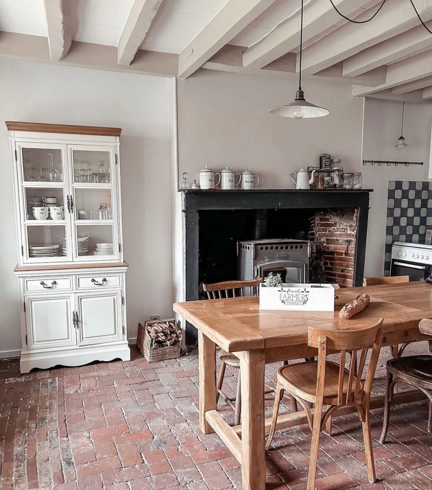 Salle à manger familiale, peinture blanche, peinture grège, peinture beige, teintes Grège et Doigts de fée Tollens, compte Instagram les_mondes_de_k