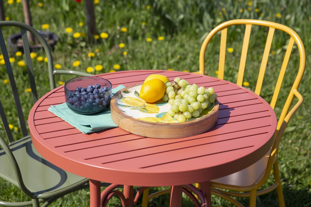 Table extérieure en métal avec chaise jaune et vert foncé, inspiration couleurs de peinture Tollens