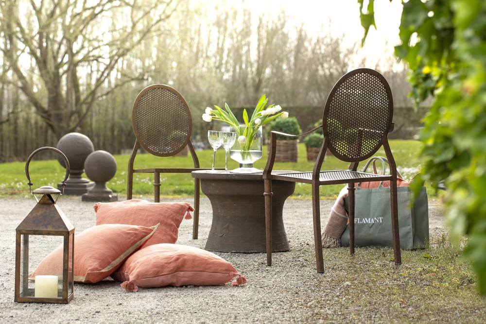 Extérieur mobilier en métal et coussin terracotta, sac de plage gris et bouquet de tulipes blanches, inspiration couleur de peinture Tollens