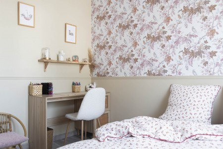 Chambre fille nude et rose terracotta, bureau, papier peint fleuri et peinture nude, Tollens chez julie_home40 sur Instagram