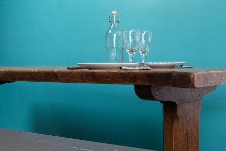 Table en bois vernis, peinture murale bleue pour une salle à manger