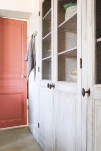 Couleur de l'année Pantone 2019 : Living Coral. Cuisine, porte, rose corail, peinture Tollens