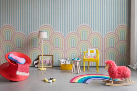 Papier peint enfant Rebelwalls Hilltops Rainbow mutlicolor dans une chambre d'enfant - Tollens