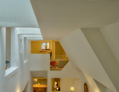 Cage d'escalier blanche avec une lumière naturelle