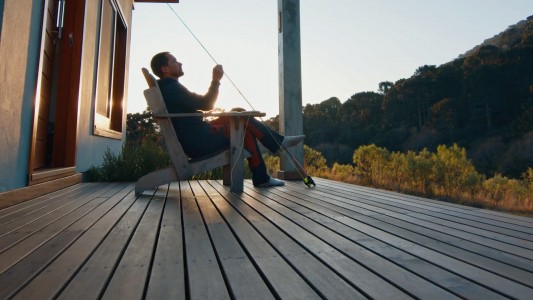 Pêcheur sur une terrasse en bois, illustration pour Saturateur Bois Tollens