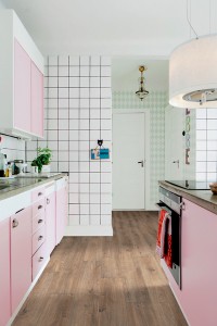 Intérieur cuisine rose avec sol en dalle PVC Déco 30 imitation parquet, Tollens