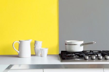 Couleur de l'année Pantone 2021 : Illuminating et Ultimate Gray. cuisine, jaune et gris, peinture Tollens