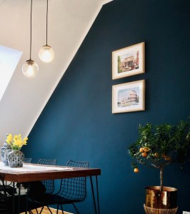 Salle à manger bleue tendance peinte en Icône+, la peinture mate résistante aux tâches et lavable