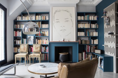 salon bleu, bibliothèque encastrée, cheminée, peinture TOLLENS