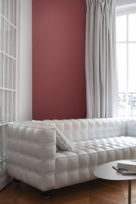 Salon, teinte Marsala, Inspired by Pantone, peinture Tollens, canapé cuir blanc