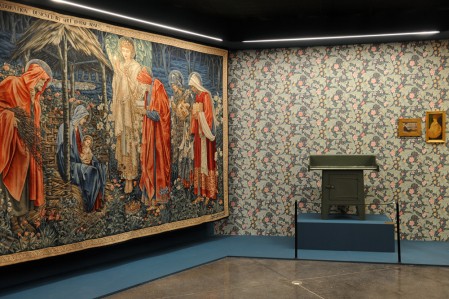 Exposition William Morris au musée de La Piscine dont Tollens est mécène, scénographie réalisée en peinture et couleurs Tollens