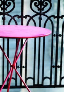 Portail, bardage métallique, table en fer rose, peinture métal Tollens