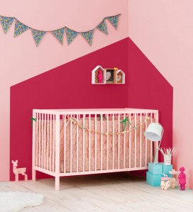 Chambre bébé rose Viva Magenta Pantone en peinture saine Tollens