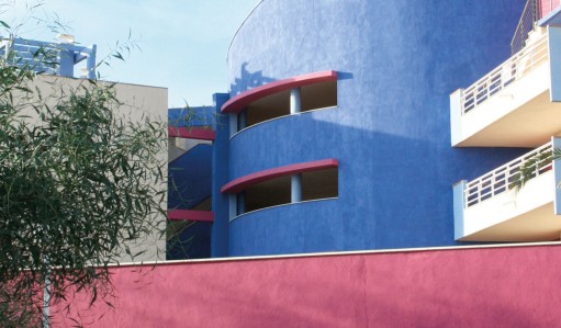Façade bleu et rose, technologie Open Colors Tollens, immeuble