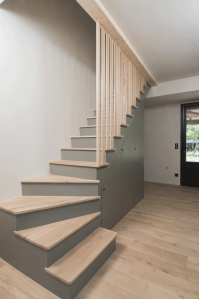 Idée de peinture pour un escalier en bois : marches en bois naturel et contremarches en gris clair - Tollens