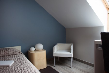 Chambre 3 couleurs : blanc, bleu Solène, gris Iridium, nuancier Cromology, peinture Tollens, combles, sous les toits