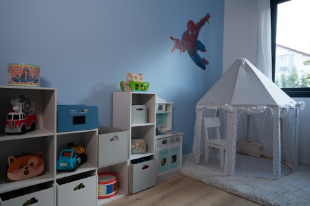 Peinture bleu CR4108-2 Bulle d'air du nuancier Cromology sur les murs d'une chambre d'enfant