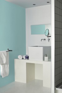 Salle-de-bain bleue, teinte Journée plage, nuancier Cromology, peinture Idrotop Satin Tollens