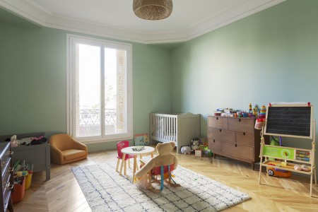 Chambre de bébé réalisée par un artisan de confiance de Monsieur Peinture en peinture Tollens - Teinte Cardamone du nuancier Cromology