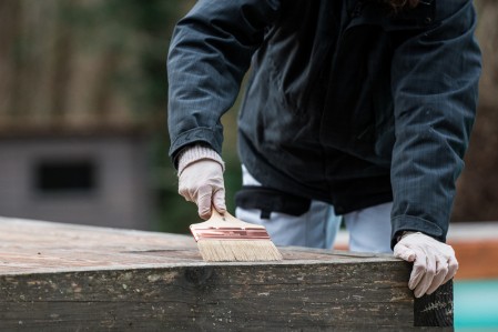 Application saturateur sur terrasse en bois extérieur, Tollens