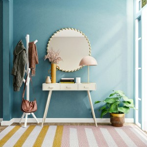 Entrée bleu décorée avec un mur bleu et un miroir