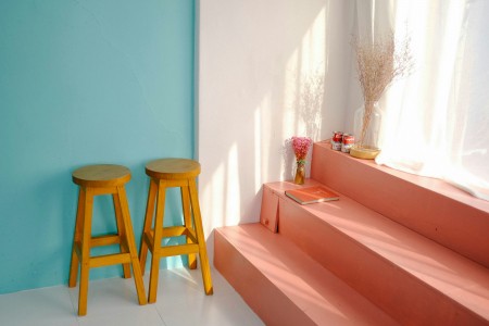 Escalier avec un rangement avec un mur bleu et du mobilier en bois