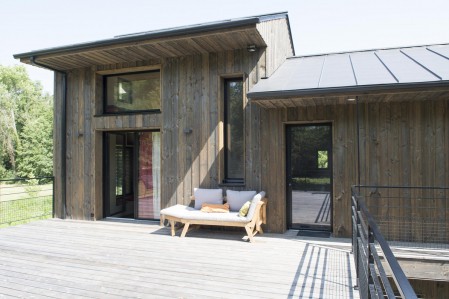 Maison bio-climatique en Yvelines, façade extérieure et terrasse en bois