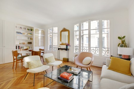 Séjour blanc inspiration décoration ou rénovation à Paris, décoration appartement haussmannien en peinture Tollens