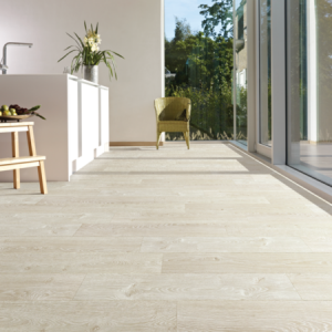 Sols stratifié Déco de la gamme Vitality Style, chêne glacé, pour une ambiance claire dans votre cuisine - Tollens