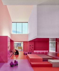 Tendance couleurs Tollens Sweet and Mix - espace de jeux, architectes : Dominique Coulon associés, photo : Eugeni Pons