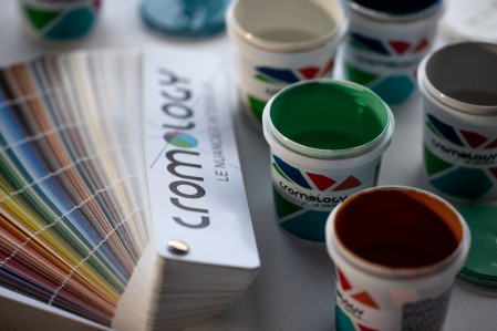 Services couleurs : échantillons testeurs de couleurs de peinture Tollens et nuancier Cromology pour la décoration intérieure
