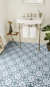 Sol PVC style carreaux de ciment à retrouver en magasin Tollens, inspiration tendance nuances de bleus de Tollens